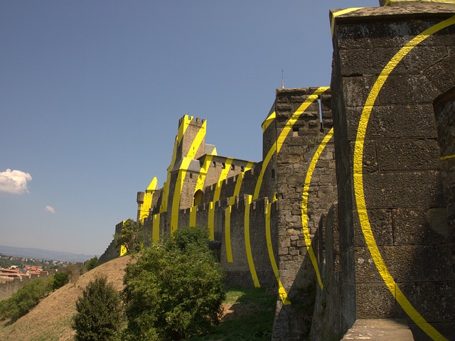 Remparts de la cité de Carcassonne décorés de courbes jaunes